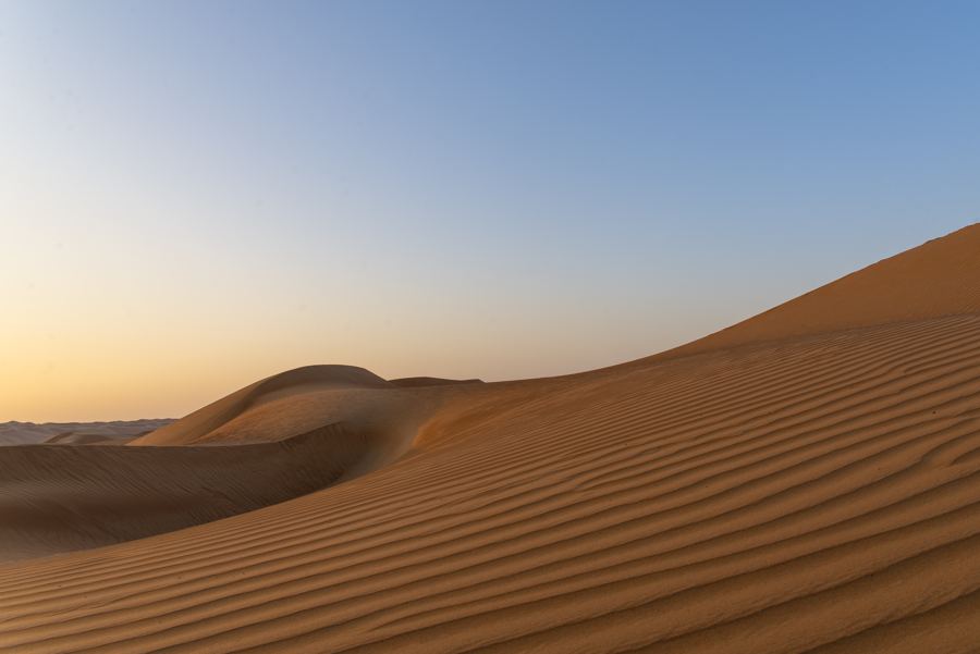 Zandduinen met ribbels bij zonsondergang